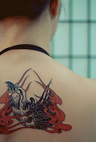 Modello di tatuaggio creativo dell'uccello sanguigno posteriore