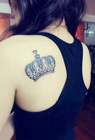 cailíní ar ais faisean faisean dubh agus bán tattoo Crown