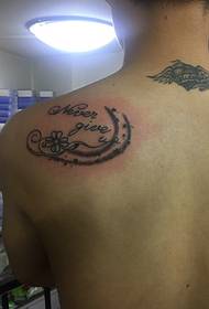 mans se rugpersoonlikheid Engelse woord tattoo tattoo