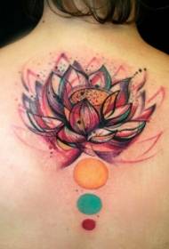 kvinnelig rygg, lekkert lotus-tatoveringsmønster