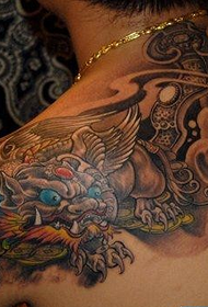 manlike skouers gelukkige beastsbrave troepe tattoo