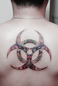 férfi hát alternatív személyiség totem tetoválás
