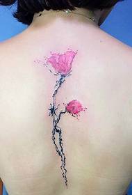 patrún gruaig ghearr an chailín bláthanna tattoo bláth