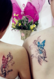 coppia indietro Modello di tatuaggio lettera farfalla di bell'aspetto
