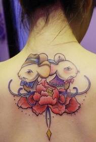 le ragazze sembrano un buon modello di tatuaggio del mouse del fumetto di colore
