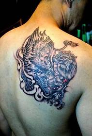 dominéiert Eagle Beast zréck Tattoo Figur