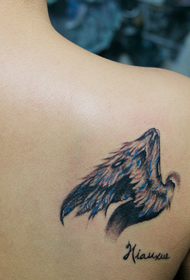 Ali delle ragazze sul lato dell'immagine del tatuaggio