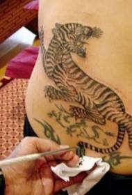 La star del cinema americano Angelina dietro il modello del tatuaggio della tigre