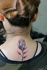 поделись маленькой цветочной татуировкой