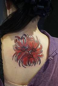 sexy pagkatapos Ang likod ay may magandang tattoo ng bulaklak