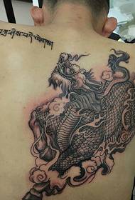 hunhu mukomana kumashure echinyakare diki unicorn tattoo patani