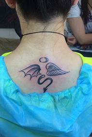 90 után a lány hátán divat személyiség tetoválás képet