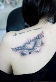 Modello di tatuaggio a forma di ala femminile a forma di cuore in bianco e nero sul retro della moda