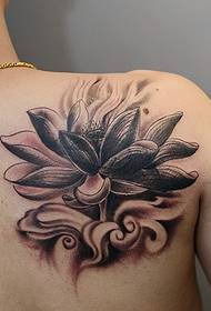 남자의 섬세한 잉크 연꽃 문신 패턴