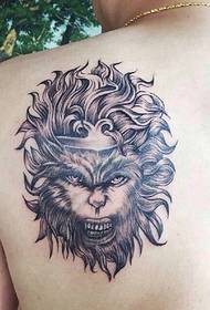 часть рисунка татуировки обезьяны на спине