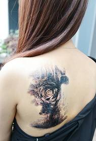 ljepota natrag neobična tetovaža ruža
