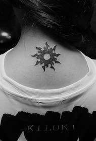 Ein kleines Tattoo auf dem Rücken eines Mädchens wie ein Sonnenmuster
