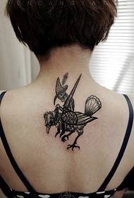 处在女生后背的骷髅骑士纹身刺青