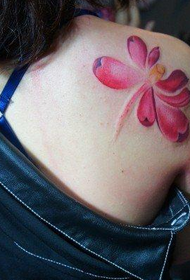 virina ŝultro bela kaj bela lotusa tatuaje