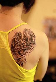 ragazze spalle belli mudellu di tatuaggi di anghjulu