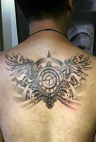 kompas tatoveringsmønster med vinger på bagsiden