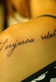 tatuaggio semplice con lettere posteriori per ragazze