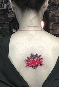 qizning orqa rangli lotus tatuirovkasi naqsh 93077 - erkakning orqa tomonidagi ikkita faol kichik baliq tatuirovkasi