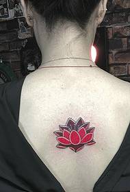 modello di tatuaggio di loto di colore posteriore ragazza 93077 - due tatuaggi di pesciolini attivi sul retro dell'uomo