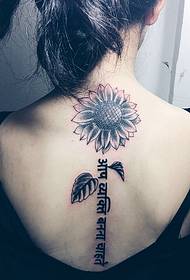 pattern sa sunflower ug Sanskrit nga gisagol sa tattoo sa spine