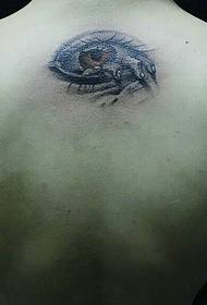 un mini tatuaggio sul retro del bulbo oculare ha personalità