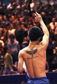 Zhang Jike espalda alas cruz tatuaje