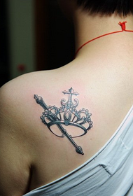 immagine tatuaggio tatuaggio corona spalla