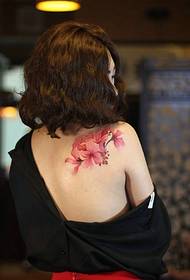 krullerige skoonheid terug sexy blomme tatoeëring tatoeëermerk