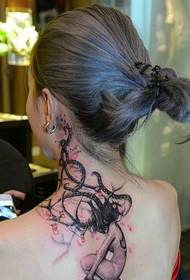 foto di tatuaggio artistico totem posteriore