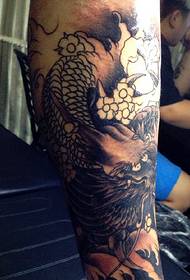 hrbtni vzorec tetovaže za lotos in lignje