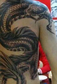 späť jedinečný čiernobiely totemový obrázok tetovania