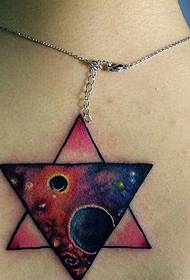colore che si sposta indietro sull'immagine del tatuaggio a stella a cinque punte