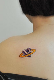 महिला वापस छोटे दिल के आकार का टैटू