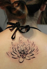 pabalik simple at naka-istilong tattoo ng lotus