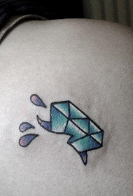 petit tatouage de diamants avec de petites épaules