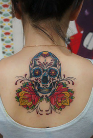 цветна татуировка на гърба на гърба