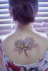 свіжий татуювання на спині лотоса