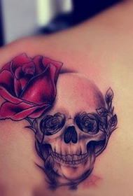 užpakalinė peties kaukolė dėvint rožės tatuiruotę