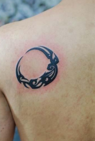 corak tatu totem bulan punggung segar segar