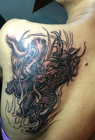 Bagian dari tato unicorn tradisional menutupi bagian belakang