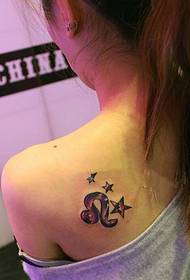 Starry Leo axel tatuering