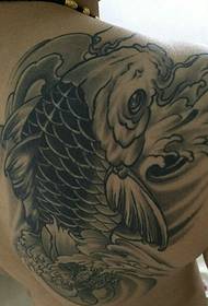 schwaarz a wäiss Bläistäck Tattoo Muster déi en halleft Réck abdecken