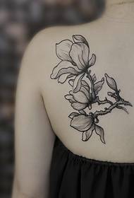 tatuaje de costas delicado unha magnolia