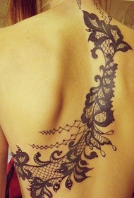 прекрасна чипкана тетоважа на леђима прекрасне жене