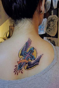 jentas rygg pene kors med vinger tatovering